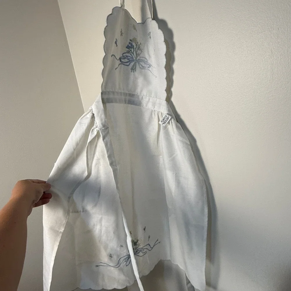 Vtg 1985 White Embroidered Floral Apron Scallop Edge Tulip Pockets Linen L/XL